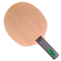 Der Materialspezialist Protector - Holz mit einer subtilen Schrägneigung abgelichtet